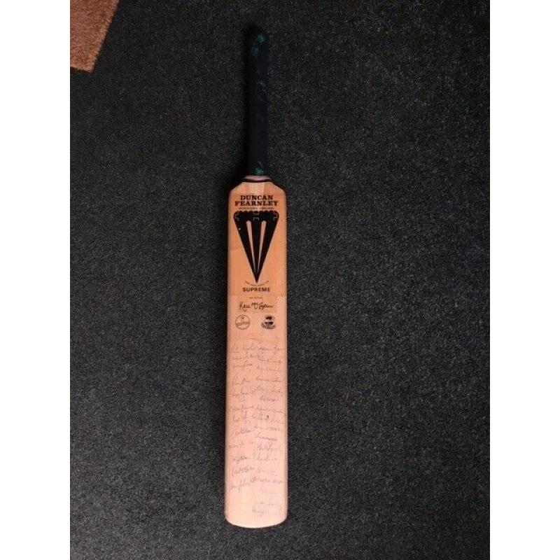 Cricket Bat (SIGNED)