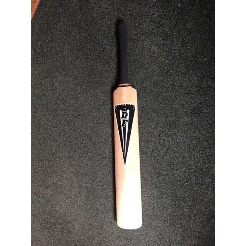 Cricket Bat (SIGNED)