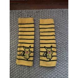 Excellent Condition Rare 2016 Official Pikachu Mittens Gloves Pokemon Yellow & Black