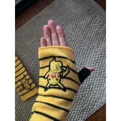 Excellent Condition Rare 2016 Official Pikachu Mittens Gloves Pokemon Yellow & Black