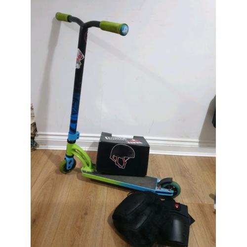 Skatehut stunt scooter with accessories