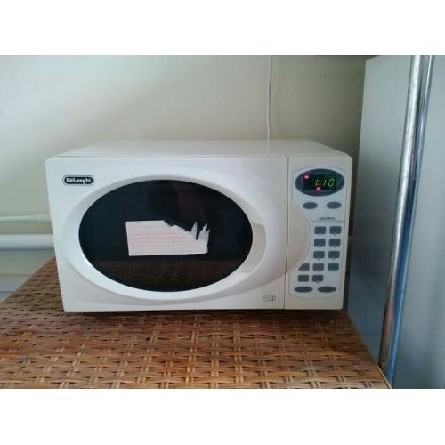800W touch-control de Longhi microwave in excellent condition