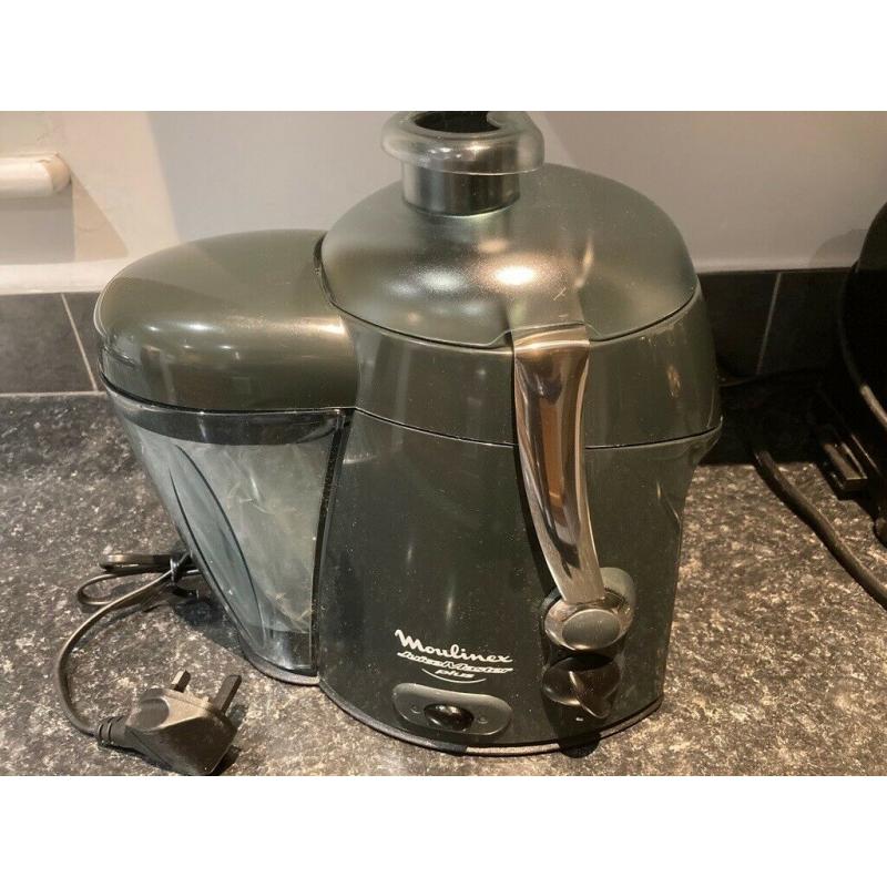 Juicer with recipe book (both unused)
