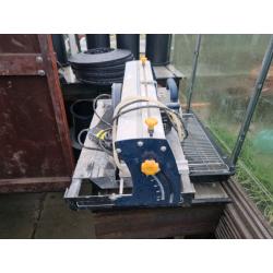 Tile cutter