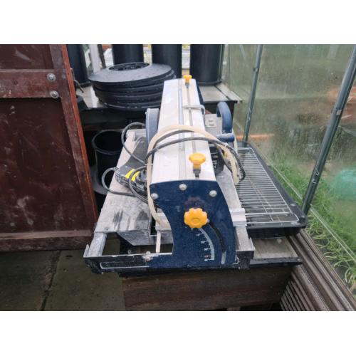 Tile cutter