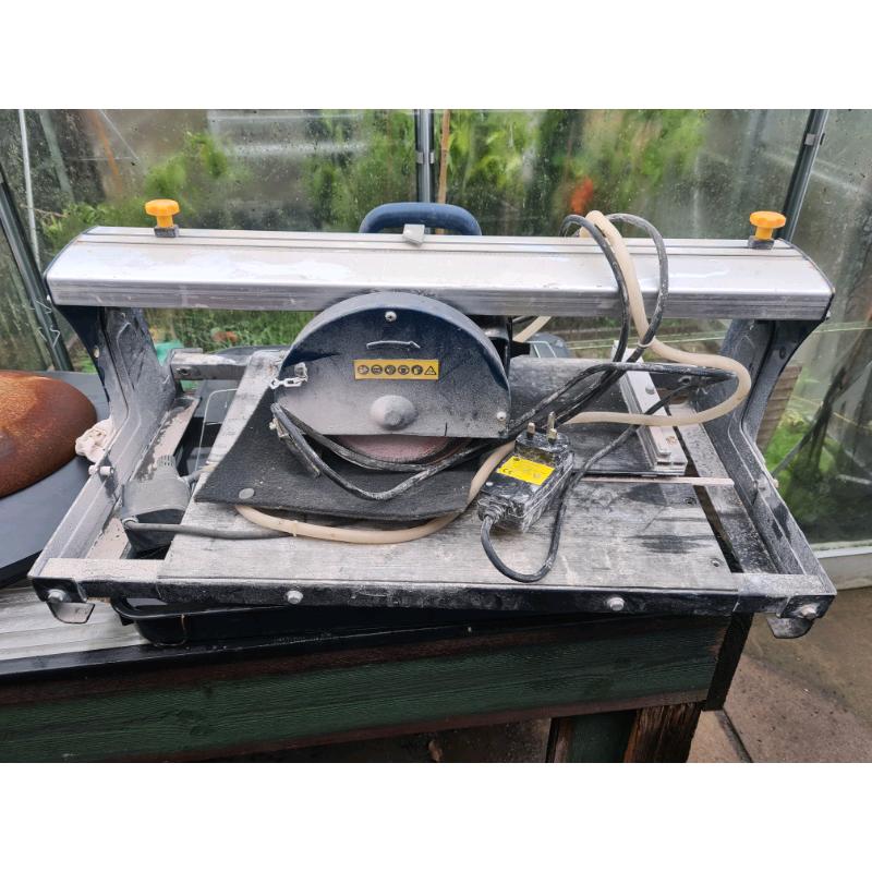 Tile cutter