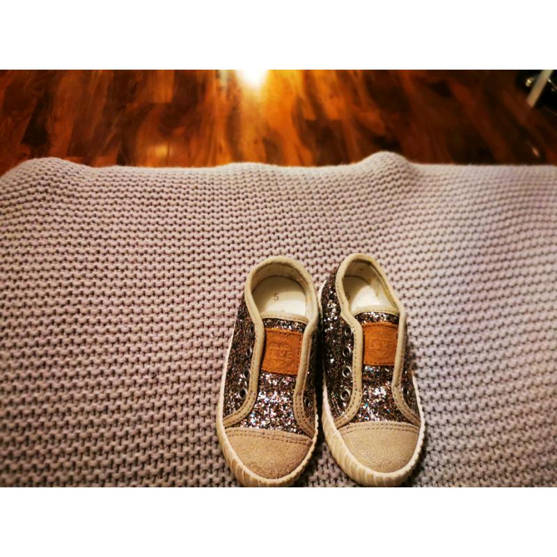 Toddler shoes size 5